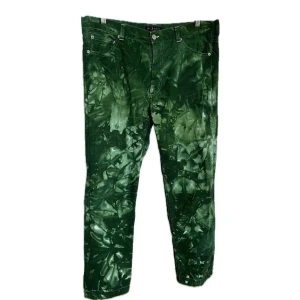 Tiedye Jeans - Gröna tiedye jeans med vit sömn, köpt secondhand. Ingen storlek märkt