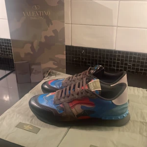 Valentino rock runners - Jag säljer nu dessa valentino rock runners för dem har blivit för små.  storlek 43 (passar) 44 Skick 8/10 Pris går och diskutera  Medföljer med box och dustbag
