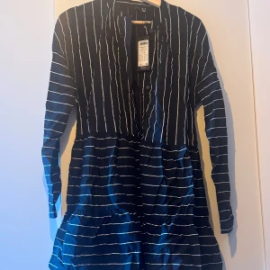 Skjorta 👔  - Skjorta klänning 👗 randig. Ny med sin tag 🏷️ M i storlek. 