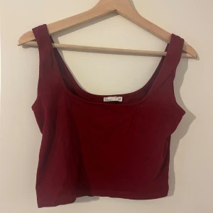 Croptop - Vinröd croptop från Nelly. Knappt användz