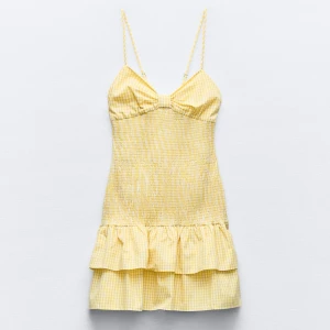 zara klänning  - säljer denna klänning från zara då jag inte tycker den passar mig, den har lappen kvar och är aldrig använd. super söt