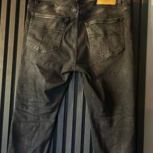 Jävligt schyssta jeans ifrån tiger of sweden! Även jävligt fet tvätt mellan grå och svart! Hör görna av dig om du har fler frågor! Mitt pris: 499kr nypris: 1600kr men kan gå ner vid snabb affär😊