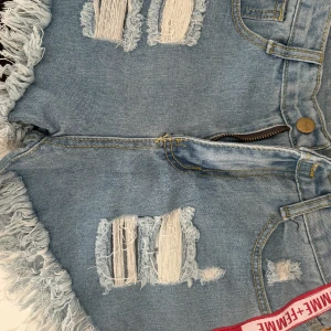 Jeansshorts  - Jeansshorts med röd streck i sidorna🖍️ Ny🏷️ 