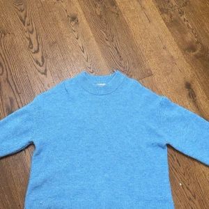 Blå stickad tröja från Gina tricot  - Säljer denna otroligt fina stickade tröja. Perfekt nu i slutet på sommaren och i höst! Säljer den pågrund av att den inte kommer till användning. Storleken är i S men skulle säga att den passar M också! Nypris ca 400kr. Pris kan diskuteras!