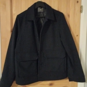 Jacka i twill - Säljer nu min jacka i twill från hm eftersom den inte kommer till användning. Storlek S. Priset kan diskuteras.