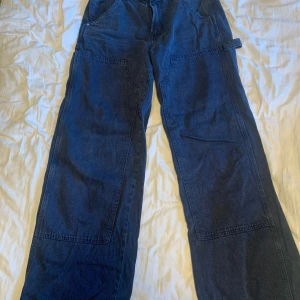Mörkblå Carpenter/Cargo jeans (strlk 38) - Bra skick, använts få gånger. Bred passform.  Jag är 177cm lång. 