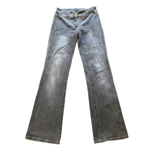 Gråa jeans från Vero Moda - Så coola jeans i gråblå nyans och unik modell!❤️‍🔥 Jeansen är från Vero Moda och är i storlek 38. Byxorna är bootcut-modell med low/mid waist och två knappar i midjan. Innerbenslängden är ca 87cm o midjemåttet är 38cm. Skriv privat vid intresse eller frågor! Köp nu går även bra att använda🫶🏻