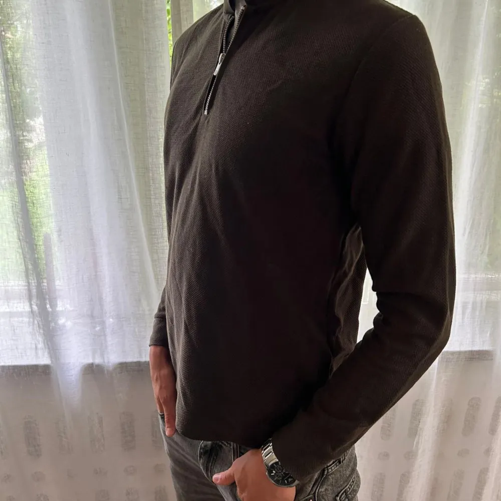 Vi säljer nu denna gröna halvzip från Jack & Jones premiumsektion i storlek M Skick: 9/10 Modellen på bilden är 185cm och väger 75kg Nypris: 639kr Vårt pris: 259kr . Tröjor & Koftor.