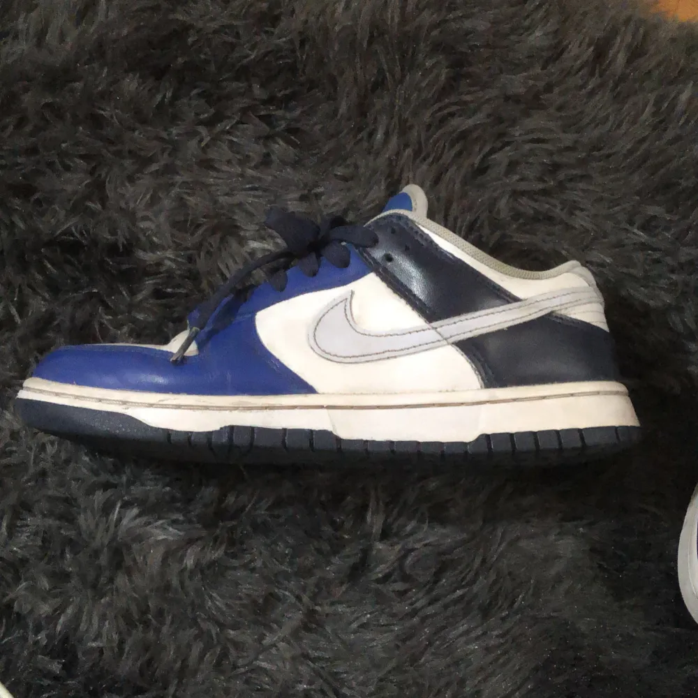 Nike dunks game royal, finns lite smuts men går tvätta bort. Både tjejer och killar kan ha på sig.skorna komemr dessutom med originallådan, storleken på skorna är 39 . Skor.