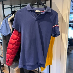 Moncler pike  - Moncler pike i utmärkt skick, 9/10. Storlek S. Nypris 3100 mitt pris 900 men tar emot rimliga bud! Över 70 refs från nöjda kunder finns, bara att skriva vid frågor och funderingar!
