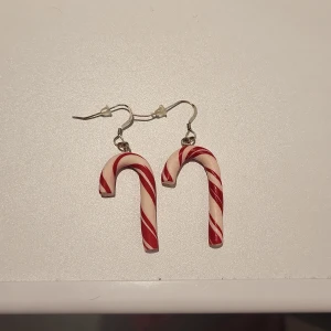 två stycken coola polkagris örhängen och sen två andra örhängen med små diamanter på. - coola polkagris örhängen och  diamant örhängen i nickelfritt  kvalitet. och båda är nickelfria. ❤️🧡💛💚💙💜❤️🧡💛