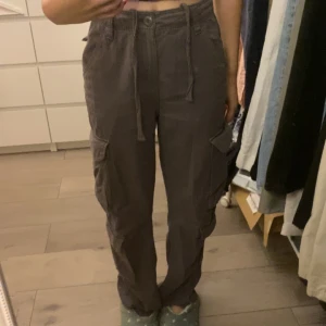 Bershka grå cargo byxor XS - Skön material och du kan justera midjan☺️ i storlek XS och aldrig använt!