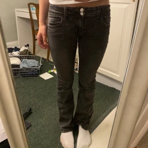 Lågmidjade jeans🐘 - Väldigt snygga lågmidjade jeans ifrån Gina Tricot😍 säljer pga att de är för små, ett hål på knät därav priset