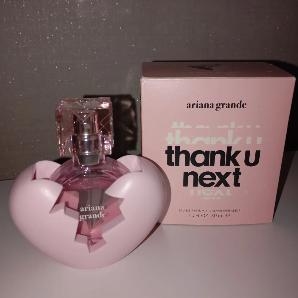 Ariana Grande Thank U Next parfym 30ml, köpt för ungefär 400kr, 90% av parfymen finns kvar i flaskan:). Parfym.