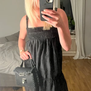 Svart klänning  - Svin snygg men kommer inte till användning💕skriv för mer information eller bilder 