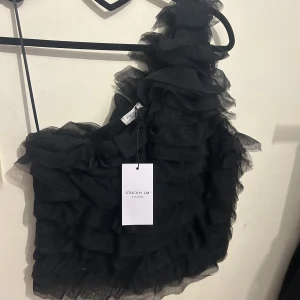 Volangtop  - Super fin fest top, säljer på den tyvärr är förstor på mig. Toppen är aldrig använd med prislappar kvar  Ny priset var 500kr