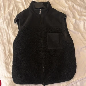 Väst - Väst från Vero Moda Precis köpt från Vinted men satt inte bra på mig, så av mig är den bara provad. Den är i bra skick förutom ett hål i fickan Bara att höra av sig om frågor💓