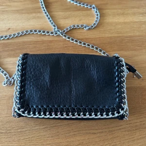 Väska - Jättefin svart väska med silverkedja i väldigt bra skick!🖤