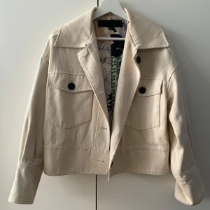 Jacka Meotine - Ljusbeige jacka från märket Meotine med avtagbar päls. Bra skick. Storlek: xs/s