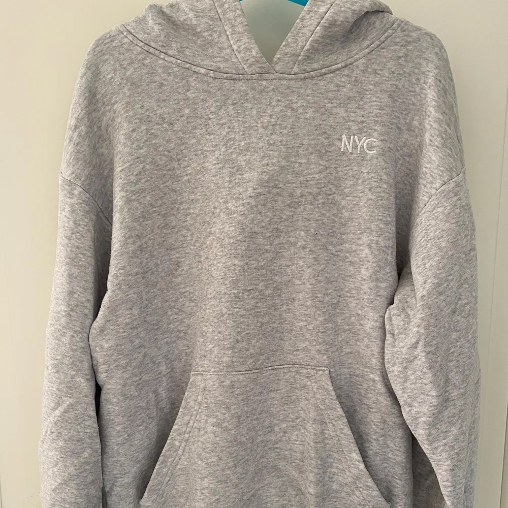 Hoodie från H&M i storlek 134/140. Hoodies.