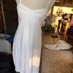Vit underklänning - Fin underklänning. Den har några fläckar som visas på bilderna. Men det syns inte om man använder som underklänning!