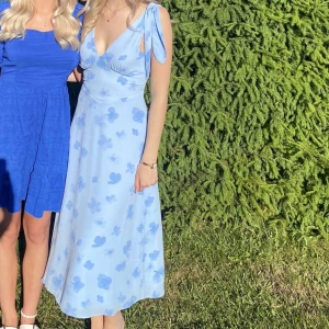Somrig klänning - Superfin somrig klänning, perfekt till midsommar! Använd en gång 💞
