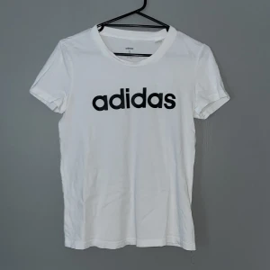 Adidas t-shirt - Vit Adidas t-shirt i storlek S