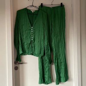 Grönt set - H&M - Grönt set från H&M.  I mycket bra skick, endast använd en gång Passar strl XS-L