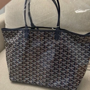 Goyard väska - Helt ny goyard väska till salu. Säljer då jag köpte annan färg. Skriv privat för mer bilder. INTE ÄKTA, äkta kostar 17-18tusen! 