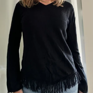 Tröja med fransar!  - Jättefin v-ringad tröja med fransar! Lapparna har ramlat av men skulle säga att den är som en storlek S. Vida/trumpet-ärmar. I bra men använt skick🙌