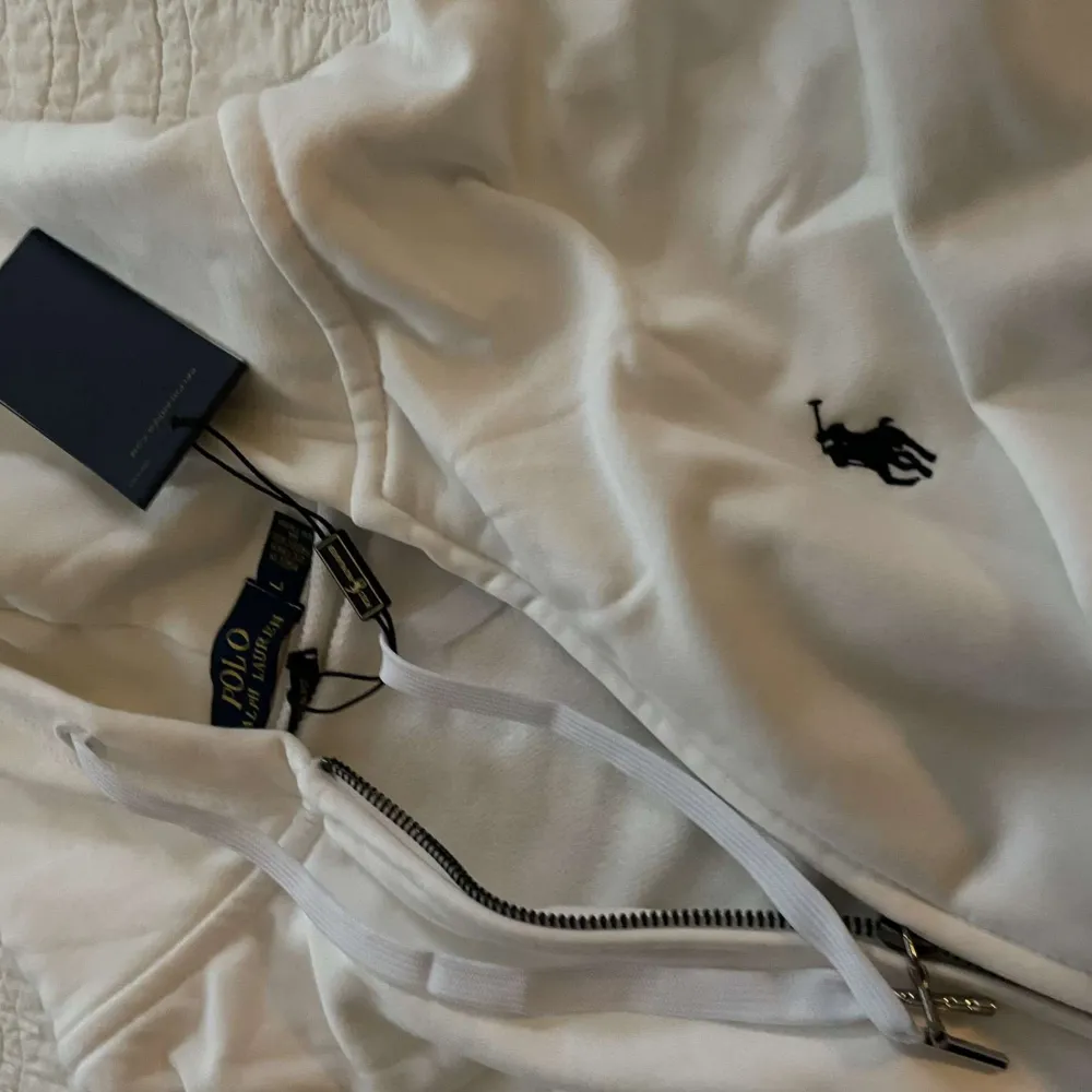 Helt ny Ralph Lauren zip up, storlek M men passar L skriv för fler frågor.  Mvh. Tröjor & Koftor.