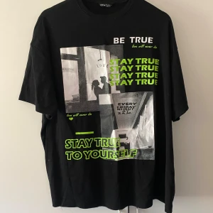 T-shirt  - Knappt använd, oversized så pssar en s-m om man vill ha den löst. Är som en normal xl