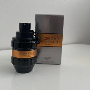 Spicebomb extreme - 49 ml kvar, byten är också okej. köptes för 799 säljs för 625, pga att de inte va min typ av parfym. Hör av er vid frågor och funderingar😊