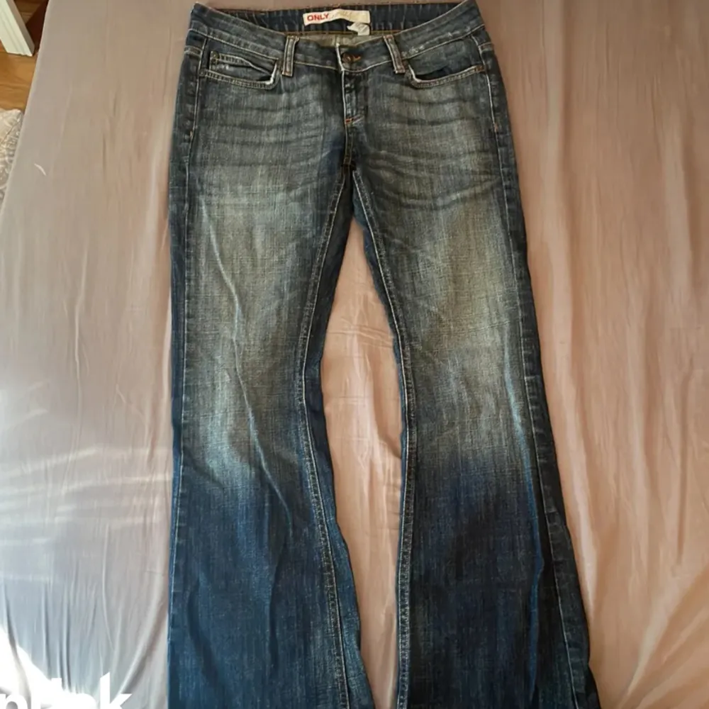 Lowwaist bootcut jeans från only!. Jeans & Byxor.