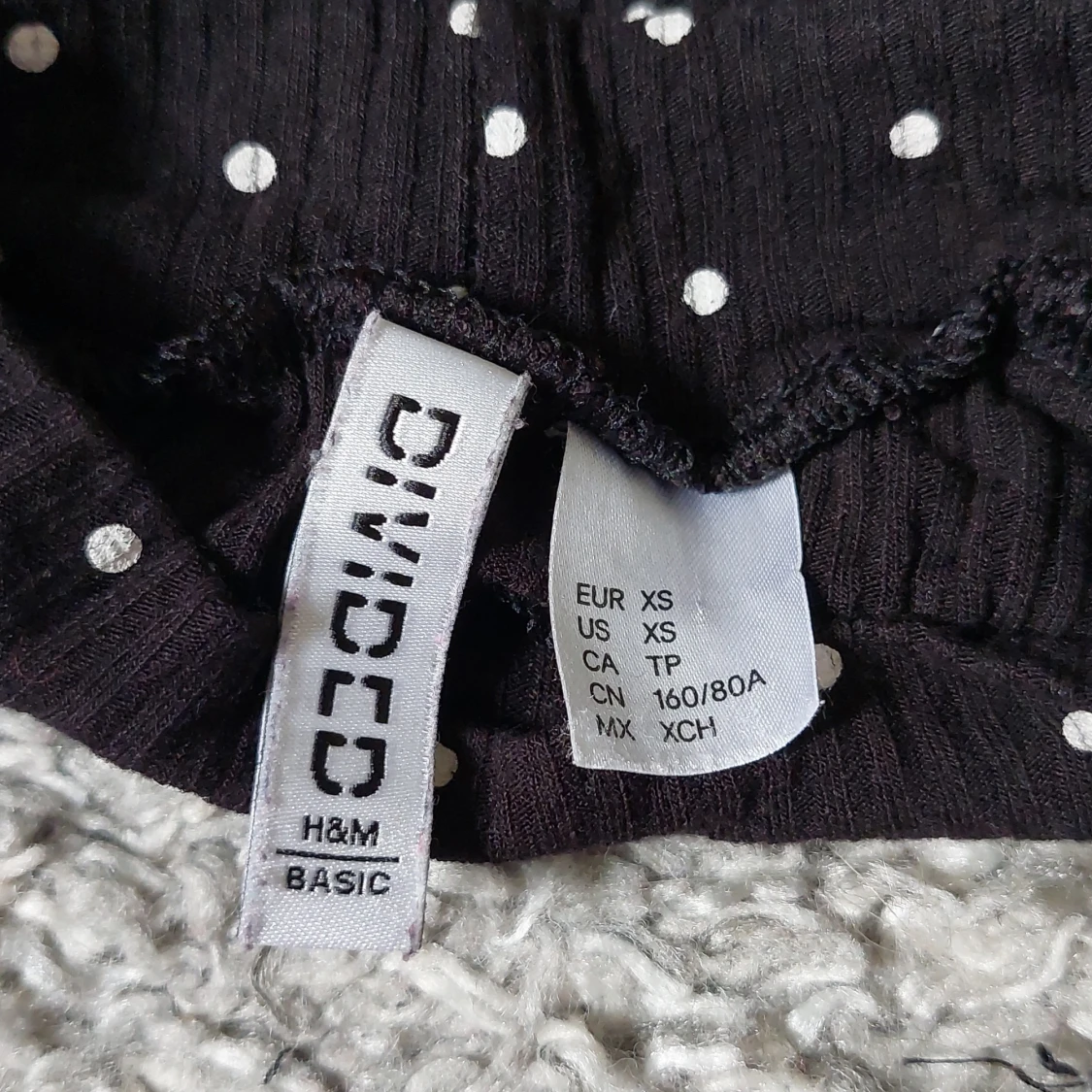 Svart prickig tröja från H&M - 91