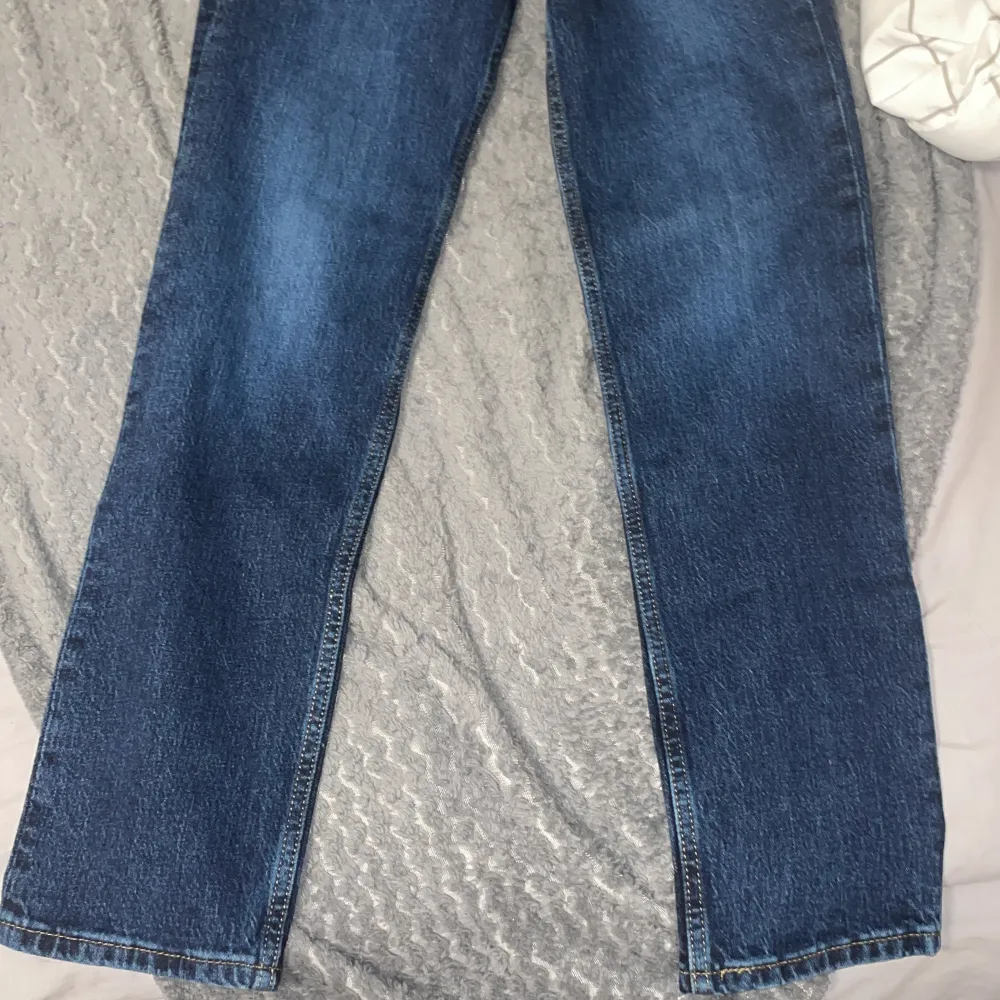 Mörkblå levis jeans 70 high slim straight( går ej att köpa på Levis hemsida längre i denna färgen)storlek 24 alltså ungefär xs/s. Aldrig använda och i perfekt skick. Pris kan diskuteras, skriv för fler bilder.. Jeans & Byxor.