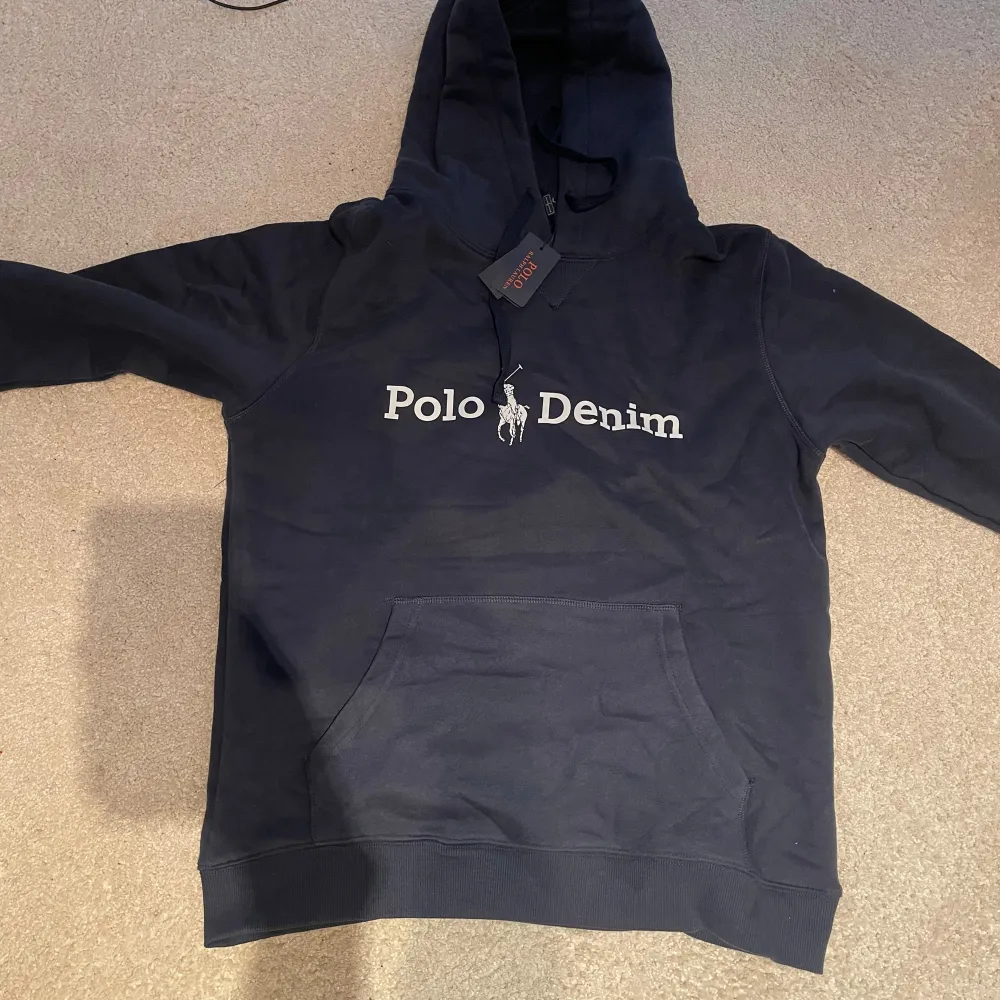 Helt ny ralph lauren hoodie, storlek XL men passar L (ca 185cm). Hoodies.