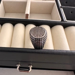 as cool ring💌 - ❤️✊🏻💅🏻