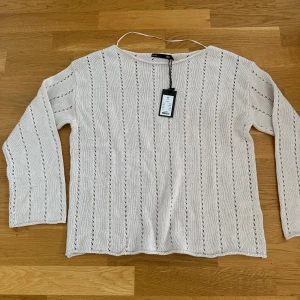 Stickad tröja  - Säljer denna beigea stickade tröja från lager 157 för att den inte passade i storlek