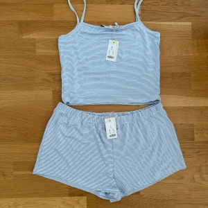 Pyjamas set - Säjer detta pyjamas set från lager 157 för att det inte passar mig linnet är i storlek M och shortsen är i storlek L