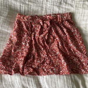 Kjol - Säljer denna röda kjolen från pull and bear eftersom den inte kommer till användning 💕 nyskick. Priset kan diskuteras 🥰