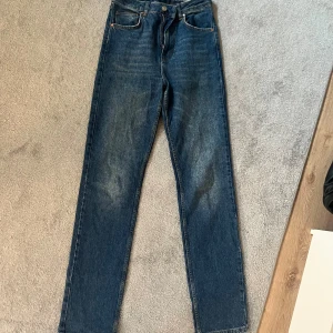 Jeans - Säljer dessa jeans från bikbok i mycket fint skick ✨🤩 Jeansen är raka i modellen men både höga i midjan och långa i benen (långa på mig som 174cm)  