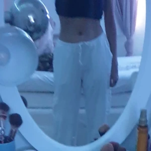 Vita linnebyxor  - Ett par vita linnebyxor med low waist. Byxorna har en lös passform och är tillverkade i ett lätt material, vilket gör dem bekväma att bära. Fickor på sidan, och fixor vid sidan av knäna. Lite genomskinliga men funkar perfekt om man har cykelbyxor under. Säljer pga att de är för stora och jag får ingen användning för dem. Stlr M. köpta på H&M för 200. 