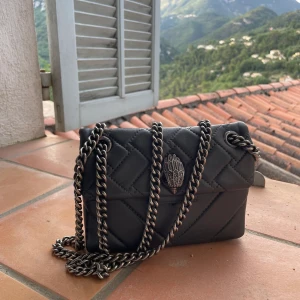 Grå Kurt Geiger väska  - Superfin Kurt Geiger väska i grå. Jätte fin skick.