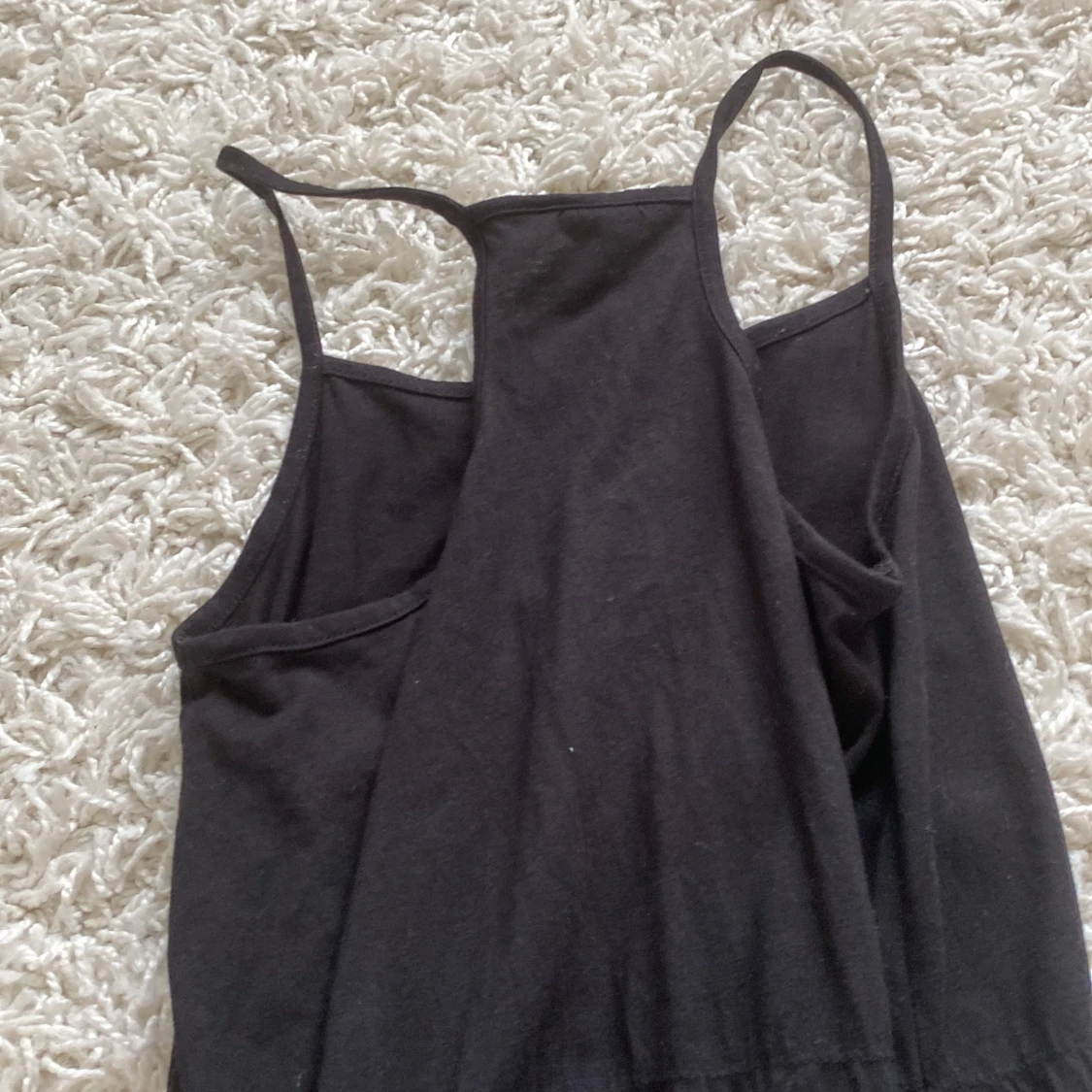 Svart klänning med smala axelband - 92