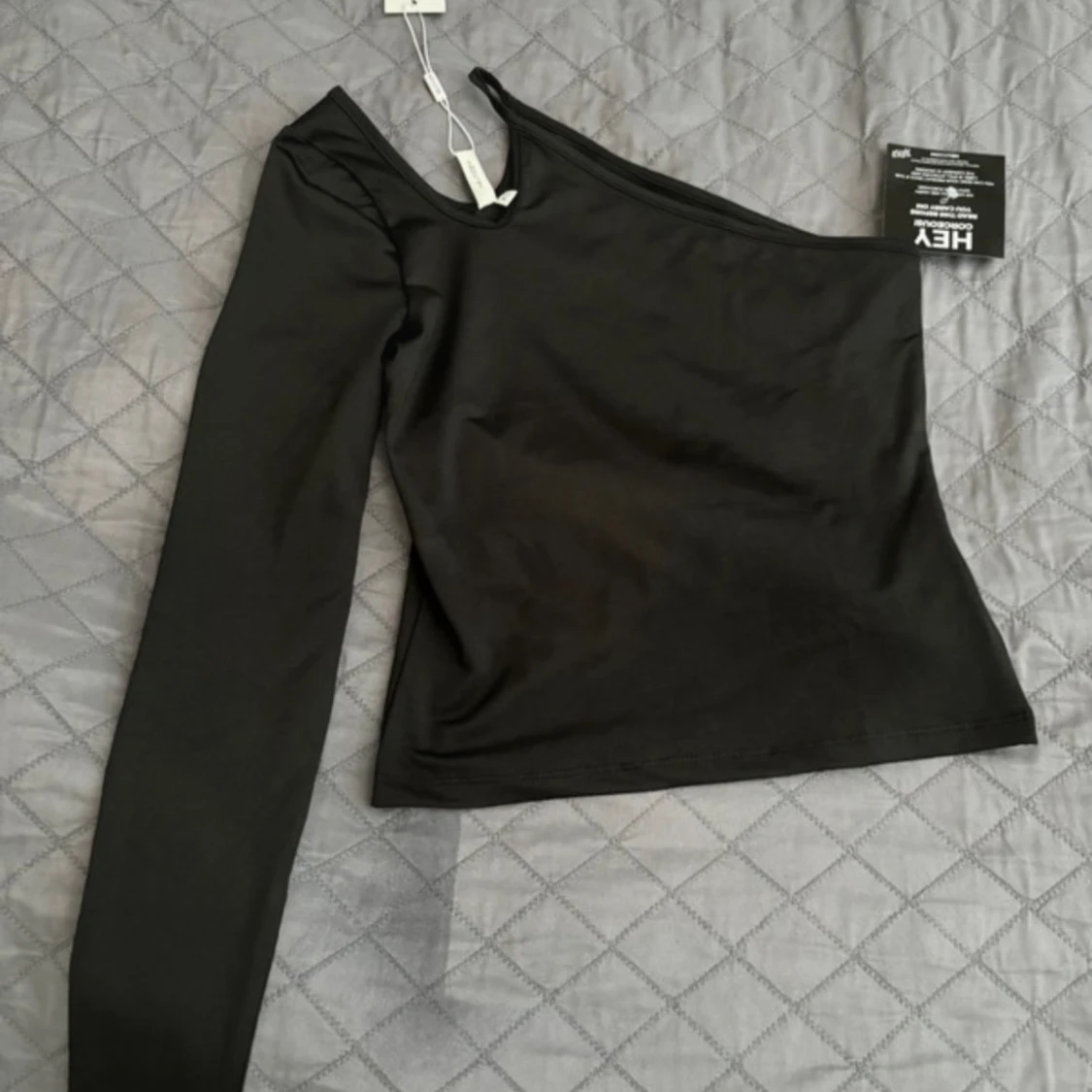 Svart oneshoulder topp från Nelly