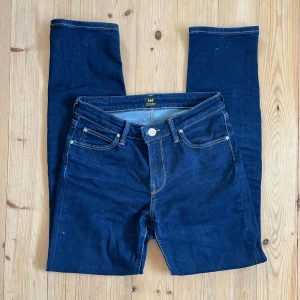 Lee jeans - Säljer dessa superfina jeans då de är för små. De är använda men utan defekter, passar någon med storlek XS-S. Hör gärna av dig för mått/andra frågor!💞