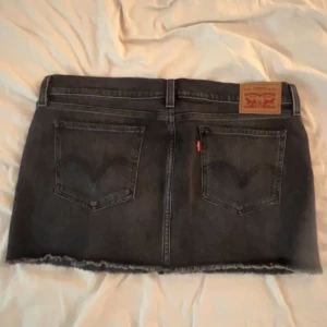 Levis jeanskjol - Grå jeanskjol!! Aldrig använd pga för stor, nypris 700kr