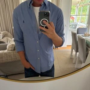 Ralph Lauren skjorta - Hej, säljer nu min fina Ralph Lauren skjorta storlek M slimfit. Den är i nyskick och kommer vara otroligt snygg i sommar. Nypris 1500kr! Vi kommer att sälja liknande produkter nu i sommar så glöm inte följa profilen!🌊🍾