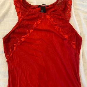Röd topp från hm  - Knappt använd och bra skick, ej kroppad, frakt står köparen för